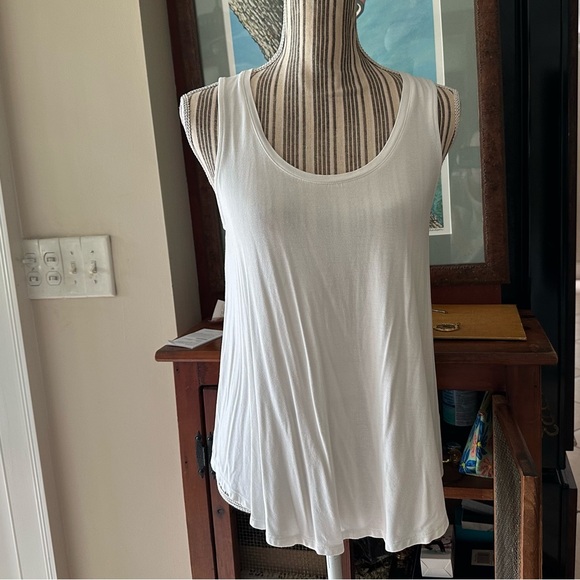 A New Day White V-Neck Flowy Tank Top - Picture 14 of 16
